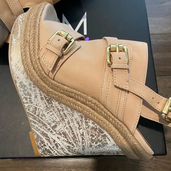 Donald Pliner NEW wedges. Very sexy - Picture 4 of 9